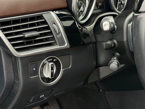 Used 2016 Mercedes-Benz GL 550 4MATIC image 23