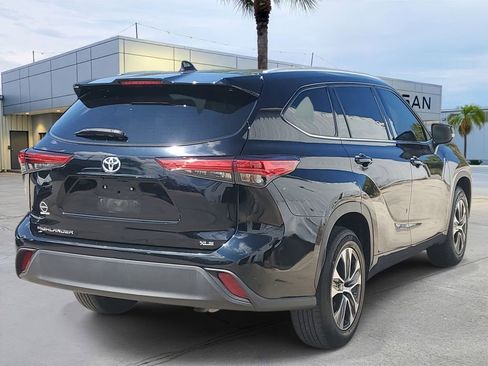 Used 2022 Toyota Highlander XLE FWD image 6