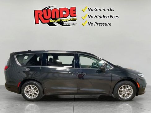 Used 2023 Chrysler Pacifica Touring-L image 6