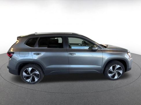 Used 2025 Volkswagen Taos SE image 18