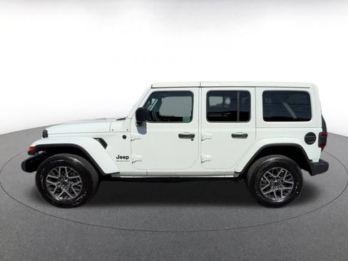 Used 2025 Jeep Wrangler Sahara image 9