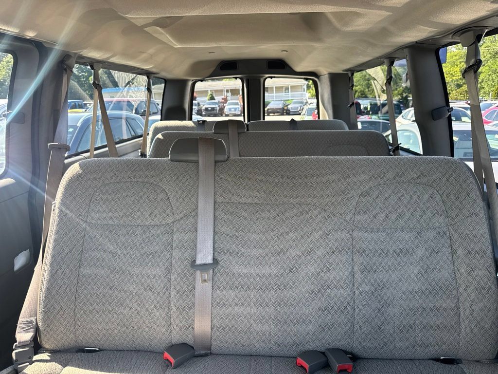 Used 2025 Chevrolet Express 3500 LT w/ LT Preferred Equipment Group RWD image 4