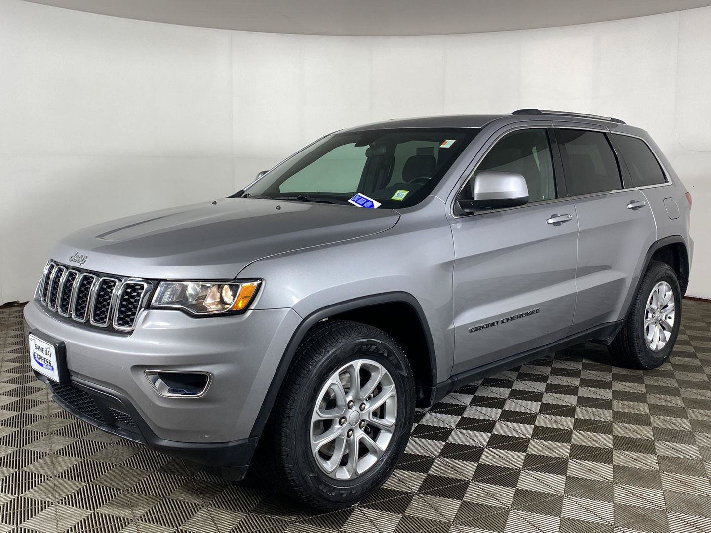 Used 2021 Jeep Grand Cherokee Laredo AWD/4WD image 2