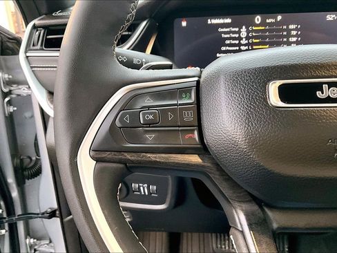 Used 2025 Jeep Grand Cherokee Limited w/ Black Appearance Package image 18