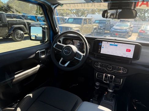 Used 2025 Jeep Wrangler Sahara image 32