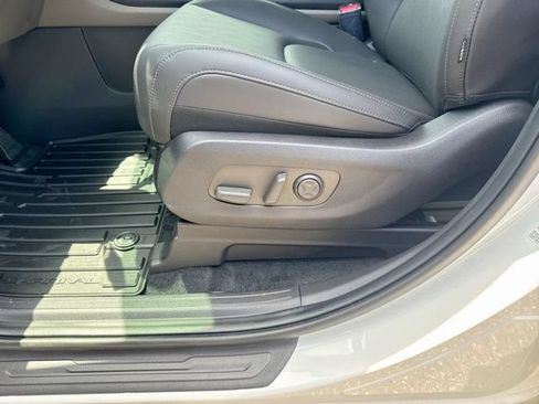 Used 2025 Kia Carnival FWD image 14