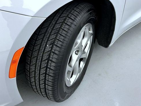 Used 2024 Chrysler Pacifica Limited image 23