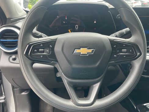 Used 2025 Chevrolet Trax LT FWD image 13