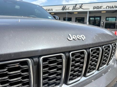 Used 2024 Jeep Grand Cherokee L Laredo RWD image 11