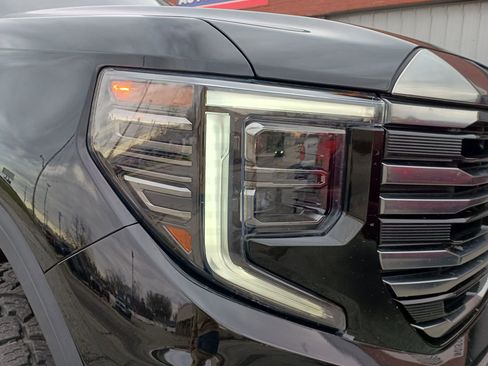 Used 2022 GMC Sierra 1500 AT4 w/ AT4 Preferred Package image 9