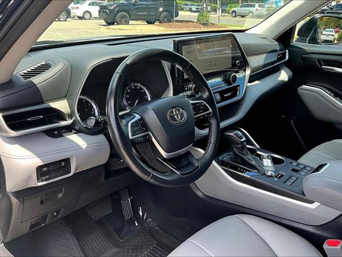 Used 2023 Toyota Highlander XLE AWD/4WD image 13