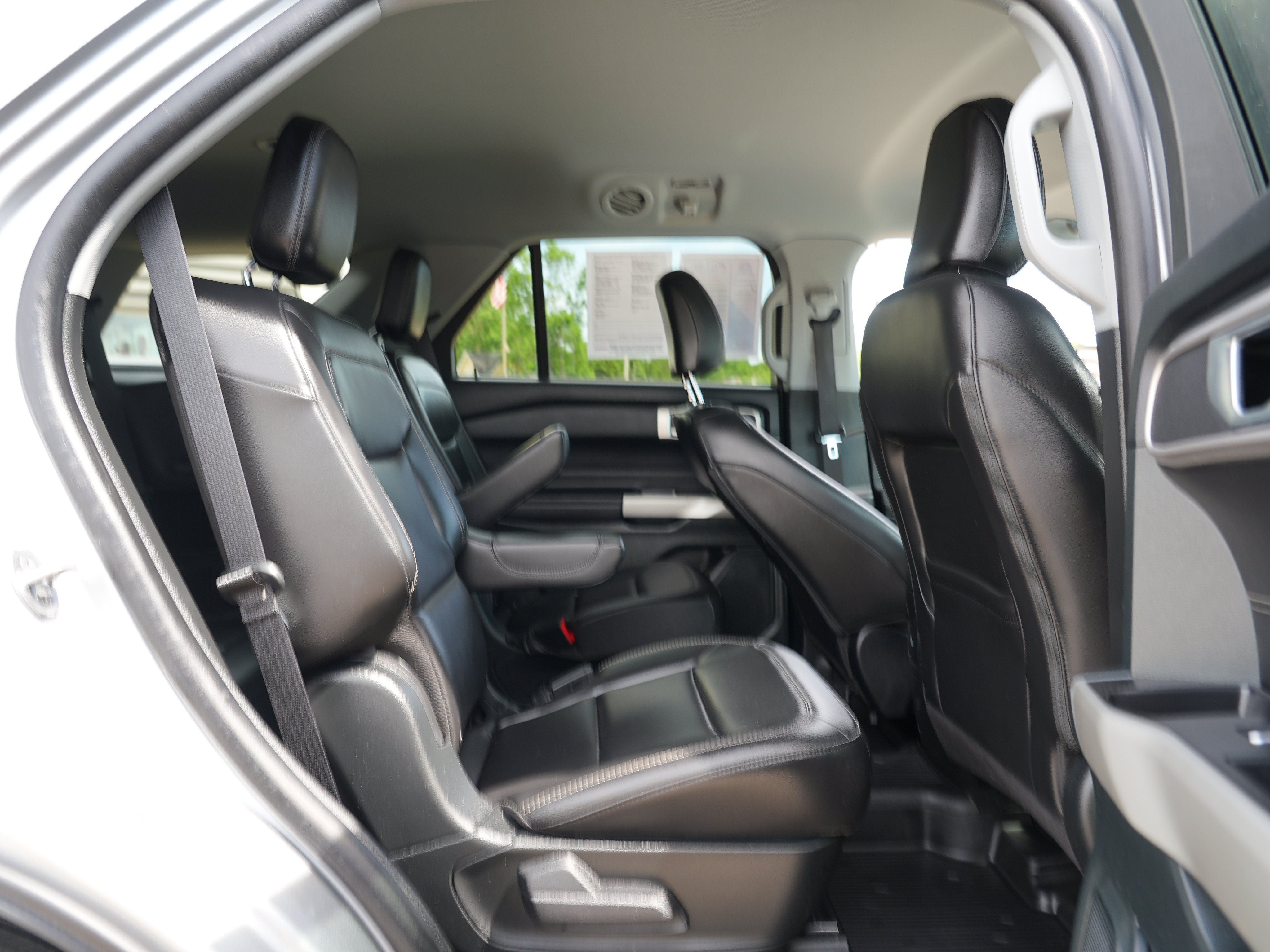 Used 2023 Ford Explorer XLT w/ Equipment Group 202A AWD/4WD image 33