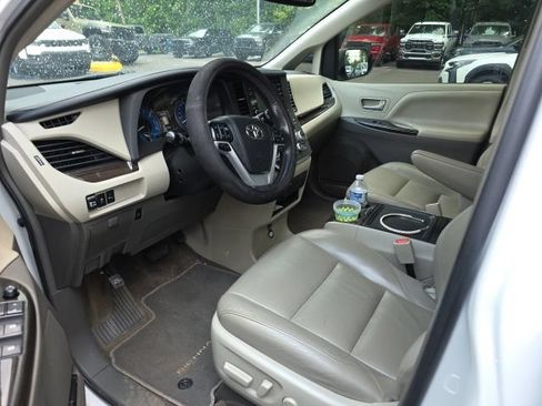 Used 2018 Toyota Sienna XLE w/ XLE Navigation Package FWD image 9