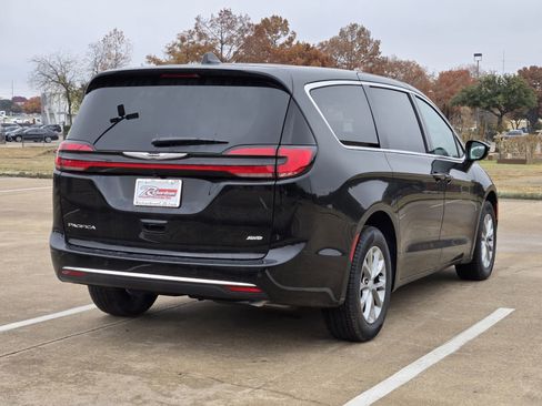 New 2026 Chrysler Pacifica Select image 4