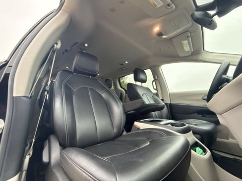 Used 2024 Chrysler Pacifica Limited FWD image 25