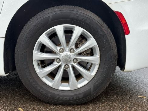 Used 2019 Chrysler Pacifica Touring-L FWD image 10