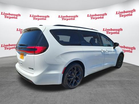 Used 2025 Chrysler Pacifica Limited FWD image 28