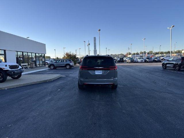 Used 2023 Chrysler Pacifica Limited w/ Uconnect Theater Family Group AWD/4WD image 4