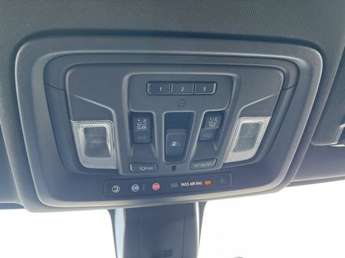 Used 2021 Chevrolet Silverado 1500 High Country image 32