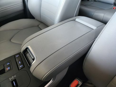 Used 2022 Toyota Highlander XLE image 52