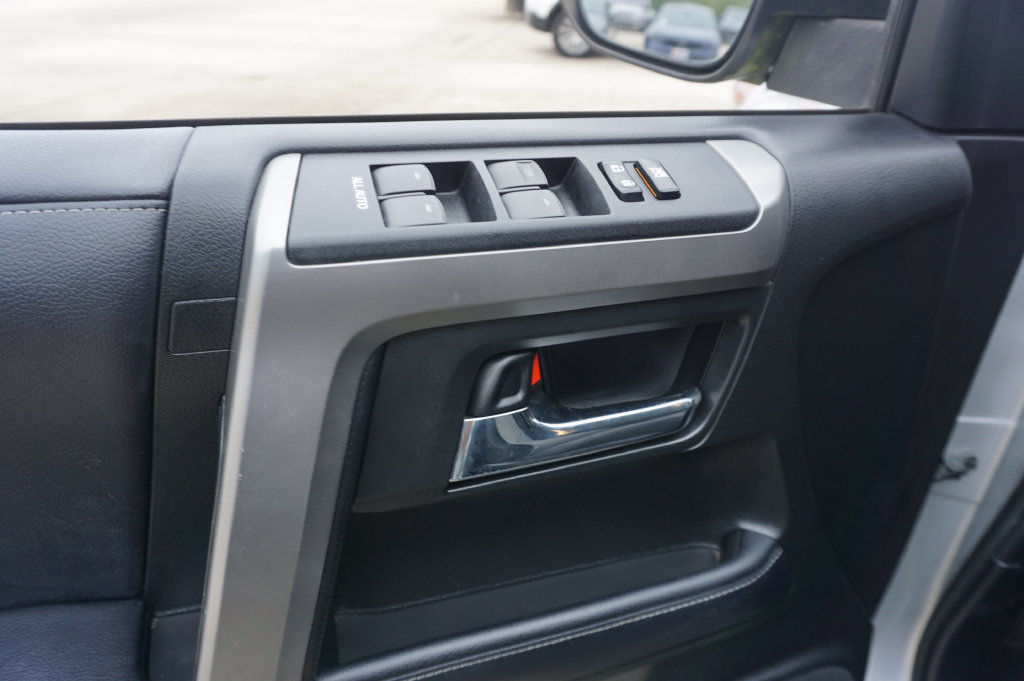 Used 2018 Toyota 4Runner SR5 AWD/4WD image 3