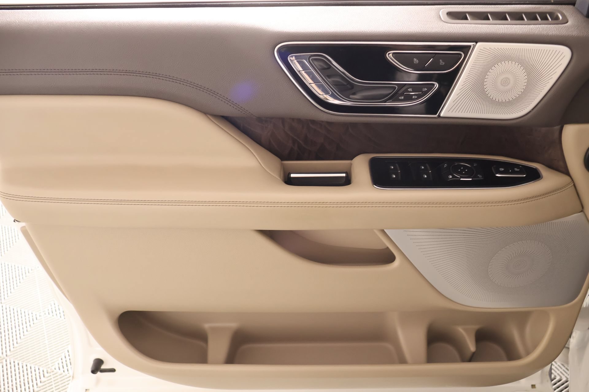 Used 2023 Lincoln Navigator Reserve AWD/4WD image 17
