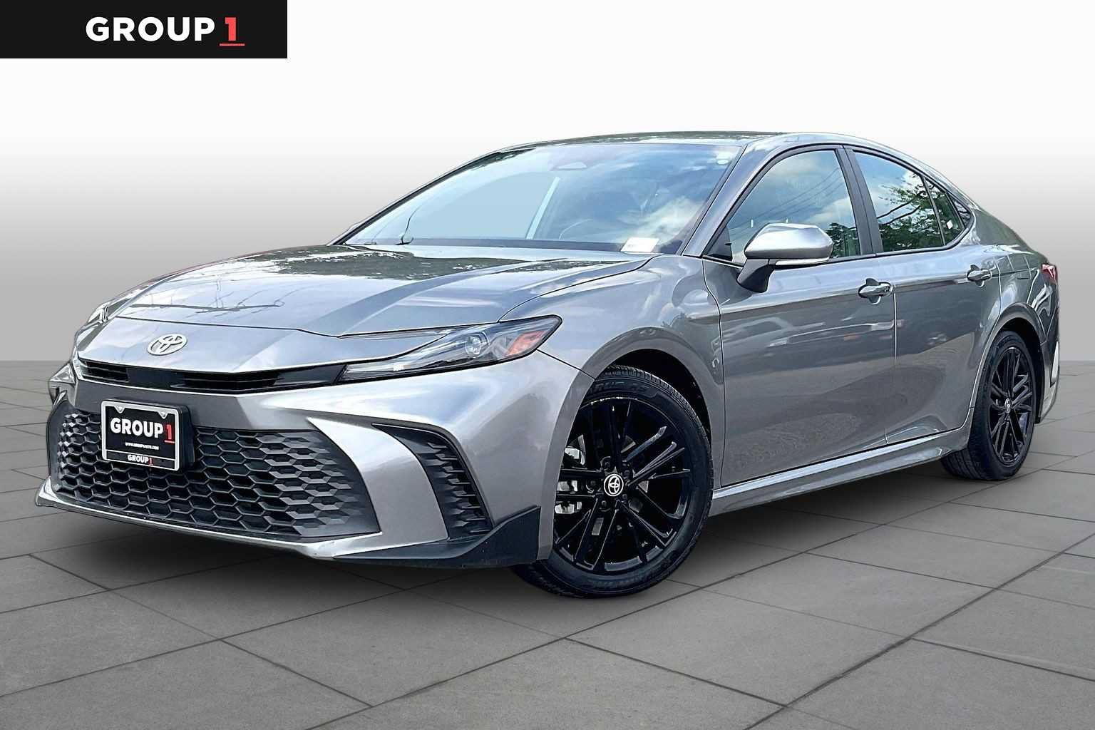 Used 2025 Toyota Camry SE FWD image 1