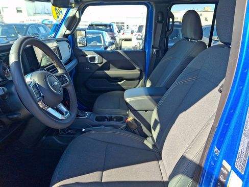 Used 2025 Jeep Wrangler Sahara image 23