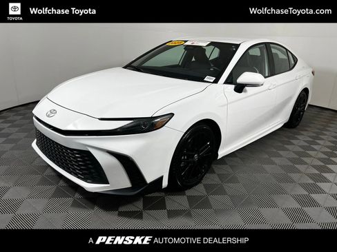 Certified 2025 Toyota Camry SE FWD image 1