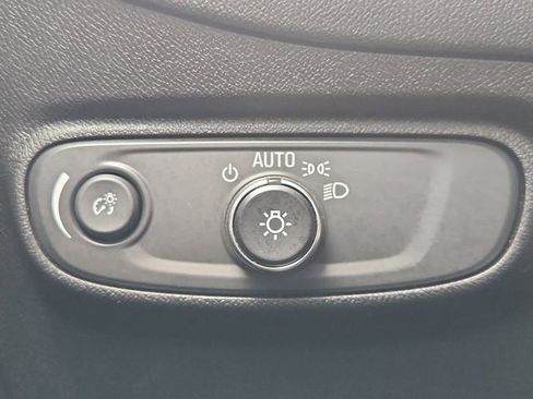 Used 2018 Chevrolet Equinox LT FWD image 17