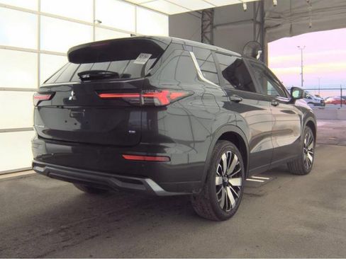 Used 2025 Mitsubishi Outlander SE image 4