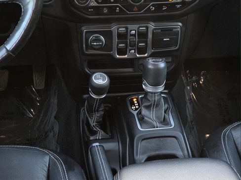 Used 2019 Jeep Wrangler Unlimited Sahara w/ Uconnect 4C Nav & Sound Group AWD/4WD image 12