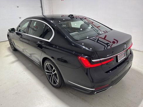 Used 2022 BMW 750i xDrive w/ Luxury Rear Seating Package image 12