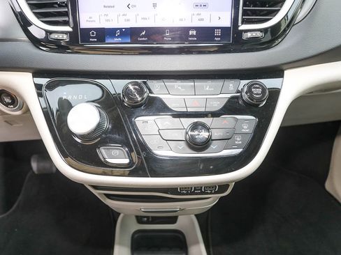 Used 2024 Chrysler Pacifica Touring-L image 17