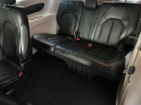 Used 2023 Chrysler Pacifica Touring-L FWD image 14