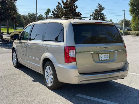 Used 2016 Chrysler Town & Country Limited Platinum FWD image 3