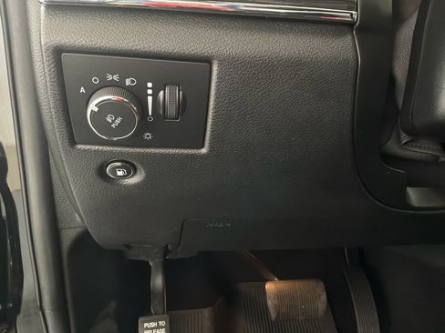 Used 2020 Jeep Grand Cherokee Overland AWD/4WD image 24
