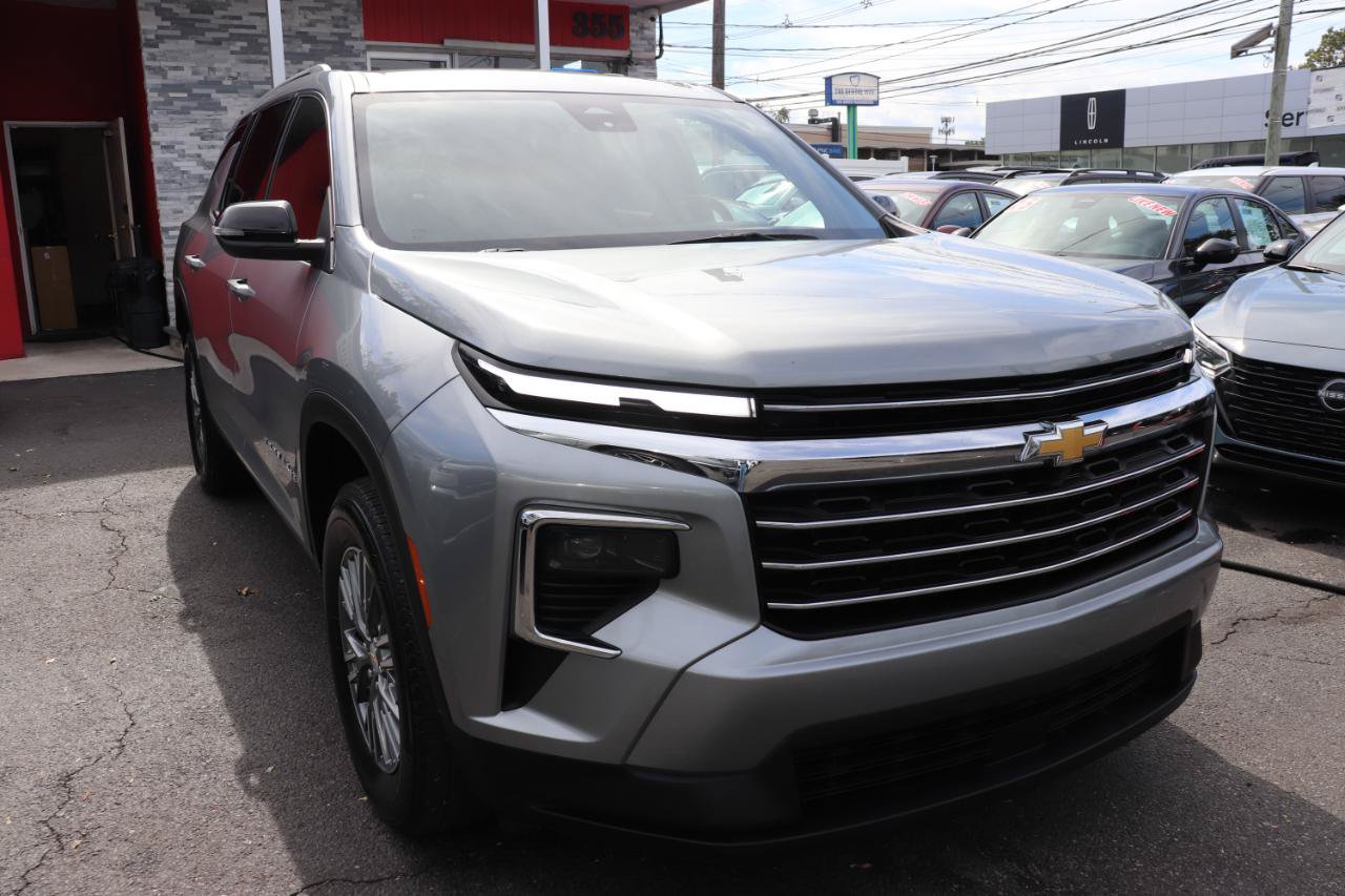 Used 2025 Chevrolet Traverse LT FWD image 7