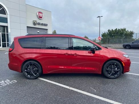 New 2026 Chrysler Pacifica Limited w/ S Appearance Package image 9