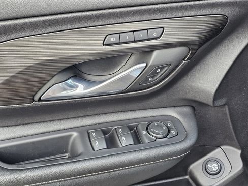 Used 2024 GMC Terrain SLT image 15