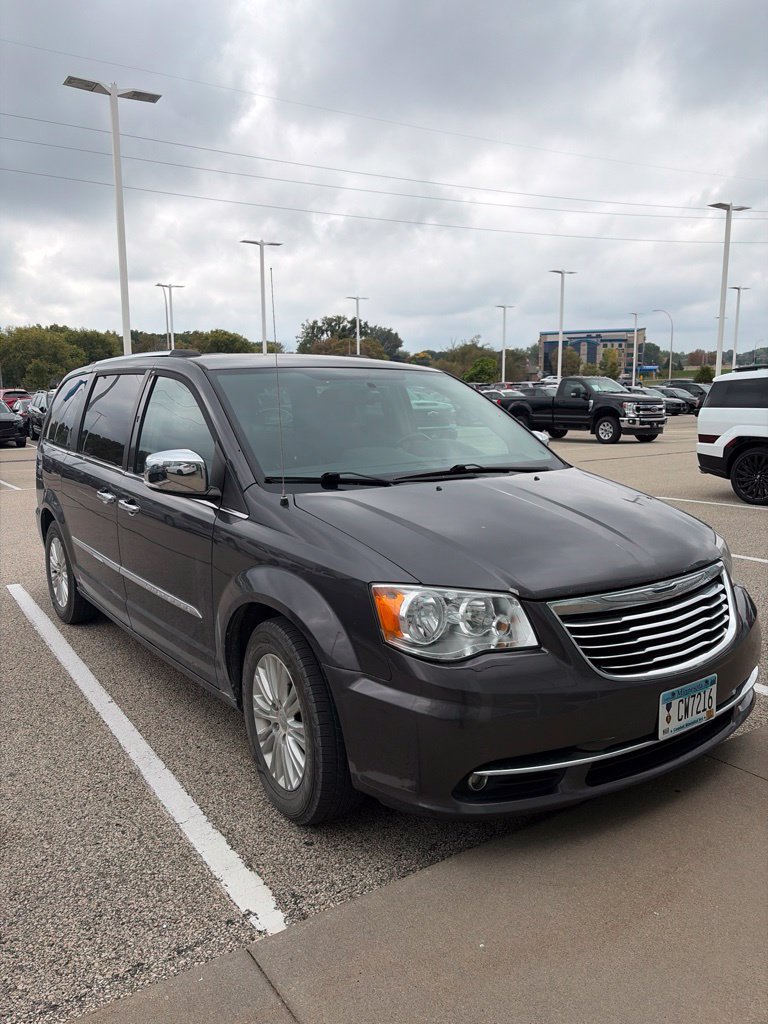 Used 2016 Chrysler Town & Country Limited FWD image 1