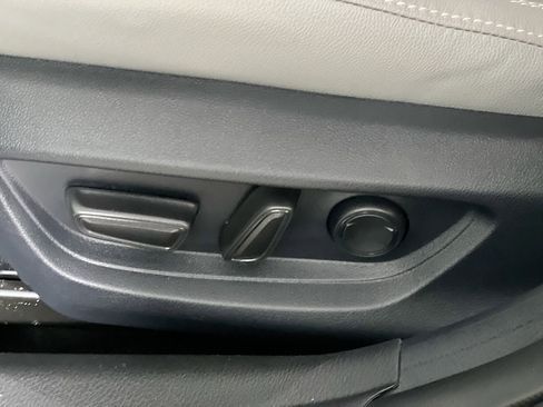 Used 2025 Toyota Camry SE image 16