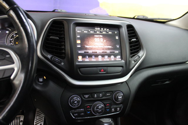 Used 2018 Jeep Cherokee Trailhawk w/ Comfort & Convenience Group AWD/4WD image 18