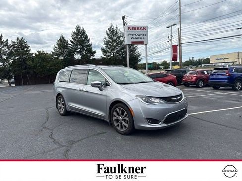 Used 2020 Chrysler Pacifica Limited w/ Tire & Wheel Group FWD image 1
