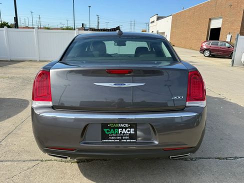 Used 2019 Chrysler 300 Touring RWD image 10
