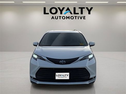 Used 2022 Toyota Sienna XLE image 8