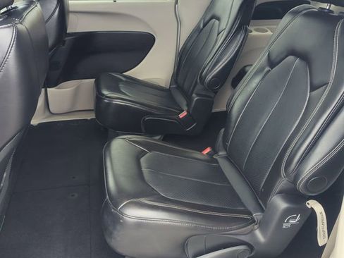 Used 2024 Chrysler Pacifica Touring-L FWD image 21