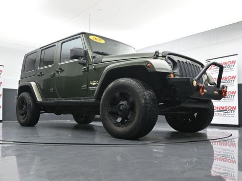 Used 2007 Jeep Wrangler Unlimited Sahara w/ Dual Top Group AWD/4WD image 29