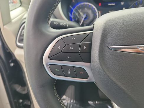 Used 2023 Chrysler Pacifica Touring-L FWD image 21