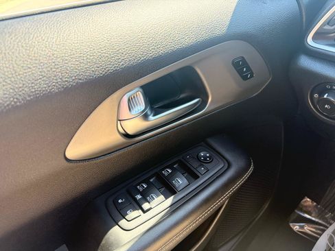 Used 2025 Chrysler Pacifica Select FWD image 17